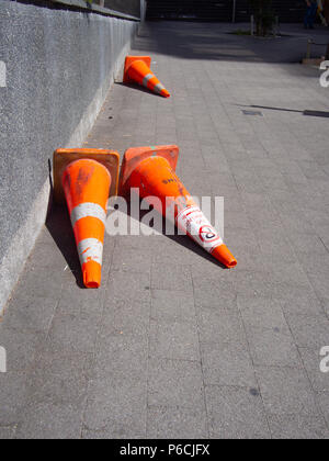 Leitkegel gefallen Über auf dem Fußweg Stockfoto