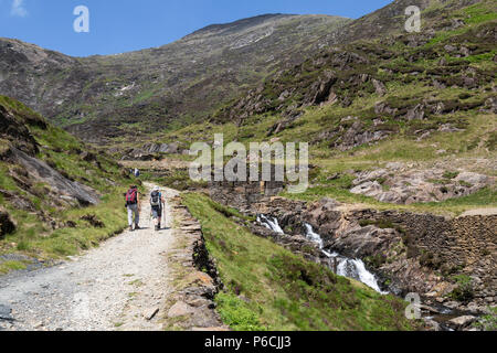 Zwei weibliche Wanderer aufsteigend die Watkin Pfad auf den Gipfel des Snowdon, dem höchsten Berg des Snowdonia National Park in Wales. Stockfoto