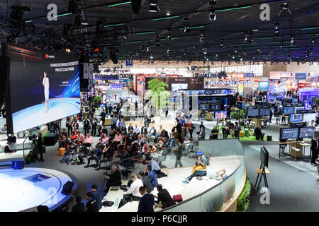 Hannover, Deutschland - 13. Juni, 2018: Überblick über die Halle 13 mit mehreren Ständen auf der CeBIT 2018. Die CeBIT ist die weltweit größte Fachmesse für IT. Stockfoto