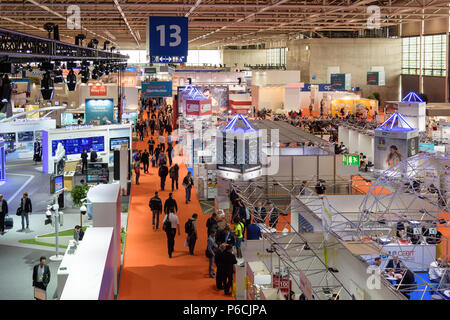 Hannover, Deutschland - 13. Juni, 2018: Überblick über die Halle 13 mit mehreren Ständen auf der CeBIT 2018. Die CeBIT ist die weltweit größte Fachmesse für IT Stockfoto