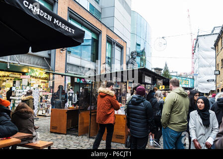 London, England, UK - 31. Dezember 2017: Stände in Camden Lock Market oder Camden Town mit Menschen um in London, England, Vereinigtes Königreich Stockfoto