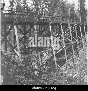 . Englisch: Holz- gestellbrücke am Fort Lawton, Seattle, Washington, 15. Juni 1898. Englisch: Text von Kiehl anmelden: Brücke. 2. Seite. Juni 15, 1898. Album Ziffer 2.149 Probanden (LCSH): Gerüste - Washington (State) - Fort Lawton (Seattle); Fort Lawton (Seattle, Washington); militärische Basen - Washington (State) - Seattle; Magnolia (Seattle, Washington). 1898 82 Holz- gestellbrücke am Fort Lawton, Seattle, Washington, 15. Juni 1898 (KIEHL 231) Stockfoto