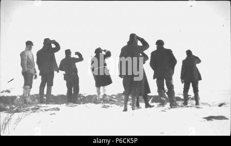 . Englisch: Wrack Farallon, Iliamna Bay: Entladen aus dem Wrack, 1910. Englisch: Die Alaska Steamship Co. Dampf schoner Farallon, serviced südöstlichen Alaska in Iliamna Bay am 5. Januar 1910 zerstört wurde. John Thwaites war unter den Schiffbrüchigen Passagiere. PH-Coll 247.52 Themen (LCTGM): Alaska Steamship Co - Leute - Alaska Themen (LCSH): Schiffbrüchigen - Alaska - Iliamna Bucht; Überleben nach dem Flugzeug Unfälle, Havarien, etc. - Alaska - Iliamna Bay. 1910 82 Wrack von Farallon, Iliamna Bucht - Entladen aus dem Wrack, THWAITES 1910 (127) Stockfoto