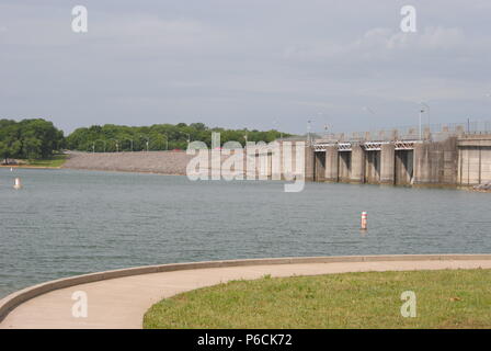 Dam und Lake Stockfoto