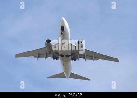 ISTANBUL, Türkei - 10. MÄRZ 2018: Air Algerie Boeing 737-6 D6 (CN 30211) Landung Flughafen Istanbul Atatürk. Air Algerie ist die nationale Fluggesellschaft der EIN Stockfoto