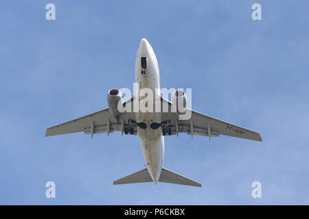 ISTANBUL, Türkei - 10. MÄRZ 2018: Air Algerie Boeing 737-6 D6 (CN 30211) Landung Flughafen Istanbul Atatürk. Air Algerie ist die nationale Fluggesellschaft der EIN Stockfoto
