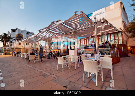 Insel Ibiza, Spanien - Mai 1, 2018: die Menschen im Cafe Del Mar Cafe bei Sonnenuntergang. Dieser Ort ist berühmt für Aussicht auf die Sonnenuntergänge und Lounge Musik. Ibiza, Balea Stockfoto