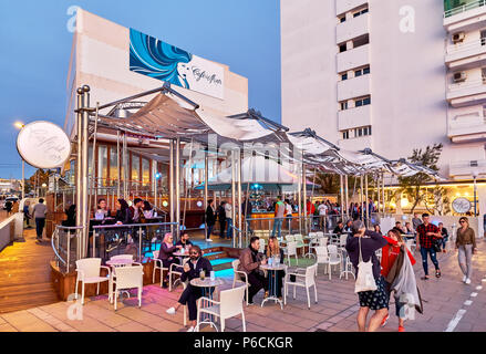 Insel Ibiza, Spanien - Mai 1, 2018: die Menschen im Cafe Del Mar Cafe bei Sonnenuntergang. Dieser Ort ist berühmt für Aussicht auf die Sonnenuntergänge und Lounge Musik. Ibiza, Balea Stockfoto