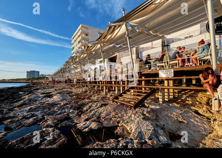 Insel Ibiza, Spanien - 1. Mai 2018: Massen von Menschen treffen, den Sonnenuntergang auf der Terrasse des Cafe del Mar. Dieser Ort ist berühmt für den Blick auf die Sonne Stockfoto