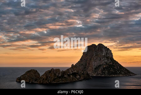 Malerische Aussicht auf die geheimnisvolle Insel Es Vedra bei Sonnenuntergang. Insel Ibiza, Balearen. Spanien Stockfoto