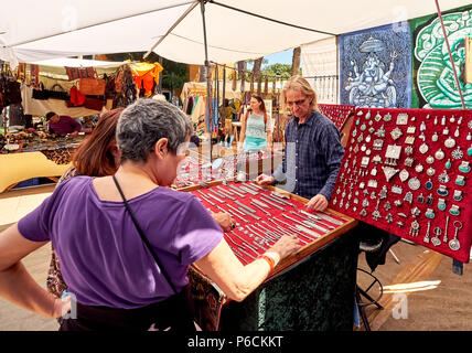 Insel Ibiza, Spanien - 2. Mai 2018: Verkäufer und Käufer bei den Hippiemarkt der Insel Ibiza. Abschaltdruck verkaufen Mode Accessoires und Schmuck mit Stockfoto