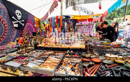 Insel Ibiza, Spanien - 2. Mai 2018: Viele bunte Sachen für Nichtraucher und Raucher an der Hippiemarkt. Hippiemarkt veranstaltet seit den 70er Jahren durch die h Stockfoto