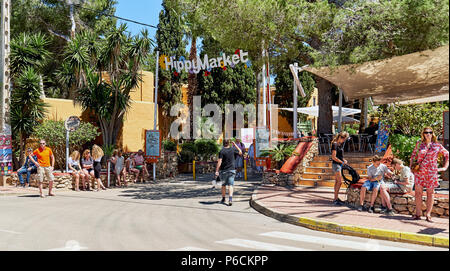 Insel Ibiza, Spanien - Mai 2, 2018: die Menschen in der Nähe des Eingangs zum Hippiemarkt. Dieser Markt ist vollgestopft mit Elementen aus der ganzen Welt - viele h Stockfoto