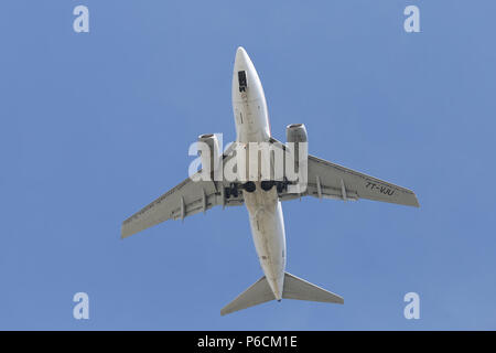ISTANBUL, Türkei - 10. MÄRZ 2018: Air Algerie Boeing 737-6 D6 (CN 30211) Landung Flughafen Istanbul Atatürk. Air Algerie ist die nationale Fluggesellschaft der EIN Stockfoto