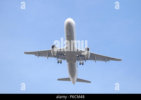 ISTANBUL, Türkei - 10. MÄRZ 2018: Turkish Airlines Airbus A 321-231 (CN 7516) Landung Flughafen Istanbul Atatürk. Dein ist die Fluggesellschaft der Türkei w Stockfoto