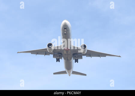 ISTANBUL, Türkei - 10. MÄRZ 2018: Turkish Airlines Boeing 777-3 F 2ER (CN 44129) Landung Flughafen Istanbul Atatürk. Dein ist die Fluggesellschaft der Türkei Stockfoto