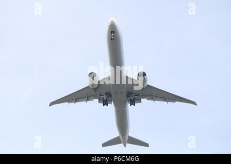 ISTANBUL, Türkei - 10. MÄRZ 2018: Turkish Airlines Boeing 777-3 F 2ER (CN 40794) Landung Flughafen Istanbul Atatürk. Dein ist die Fluggesellschaft der Türkei Stockfoto