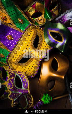 Mardi Gras Masken auf einem dunklen Hintergrund Stockfoto