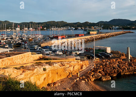Hafen von Playa de Palma bei Sonnenuntergang. San Antonio (Sant Antoni) ist die zweitgrößte Stadt auf Ibiza. Balearen. Spanien Stockfoto