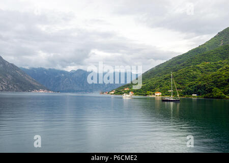 Romantisch Mediterrane cloudly Landschaft. Montenegro, Blick auf die Bucht von Kotor Stockfoto