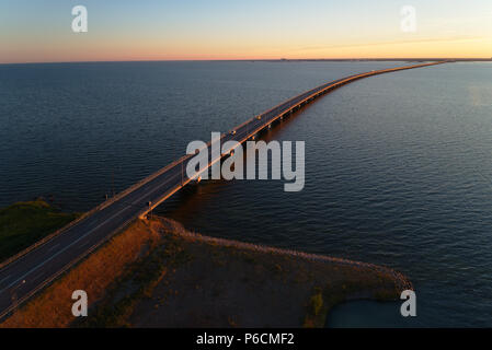 Luftbild bei Sonnenuntergang der Oland Brücke über den Kalmar gerade von der Insel Oland zum Festland Schweden gesehen. Stockfoto