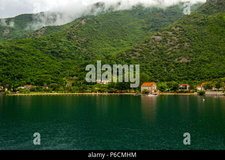 Romantisch Mediterrane cloudly Landschaft. Montenegro, Blick auf die Bucht von Kotor Stockfoto