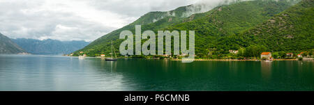 Romantisch Mediterrane cloudly Landschaft. Montenegro, Blick auf die Bucht von Kotor Stockfoto