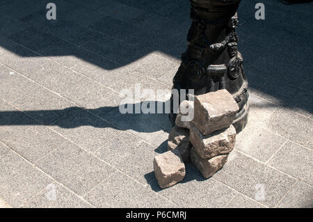 Gehweg Pflaster mit der Unterseite der alten Straße Beleuchtung der Säule und gestapelten Pflastersteine Stockfoto
