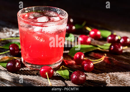 Frische Kirschen und Eis kirsche frucht Getränk auf Holz Stockfoto