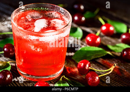 Frische Kirschen und Eis kirsche frucht Getränk auf Holz Stockfoto