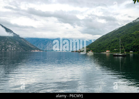 Romantisch Mediterrane cloudly Landschaft. Montenegro, Blick auf die Bucht von Kotor Stockfoto