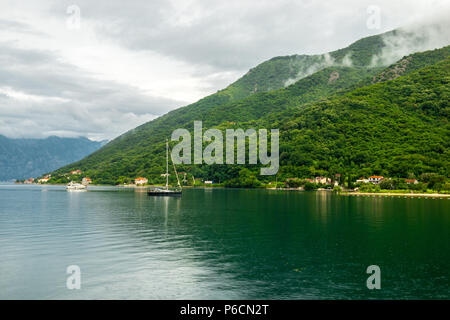 Romantisch Mediterrane cloudly Landschaft. Montenegro, Blick auf die Bucht von Kotor Stockfoto