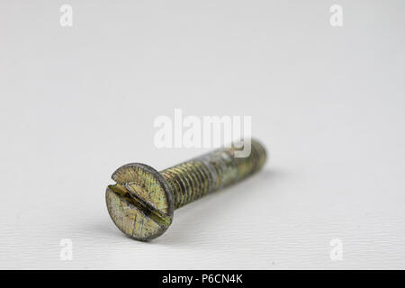 Schraubenkopf auf einem weißen Tisch. Zubehör für Schraubverbindungen. Hellen Hintergrund. Stockfoto
