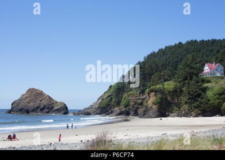 Die Leute am Strand in der Nähe von Heceta Head Leuchtturm an der Küste von Oregon, USA. Stockfoto