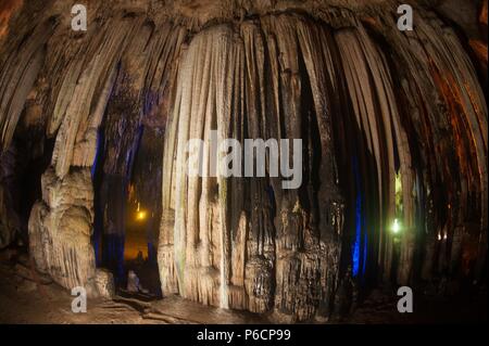 Die farbenprächtige Sinterbildungen in Khao Bin Höhle in Thailand. Stockfoto