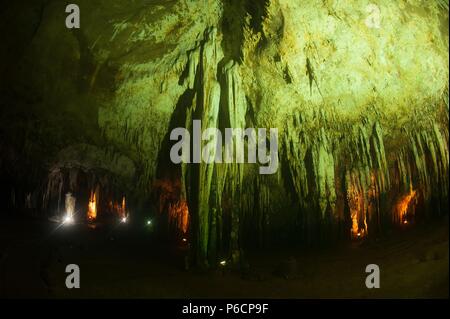 Die farbenprächtige Sinterbildungen in Khao Bin Höhle in Thailand. Stockfoto
