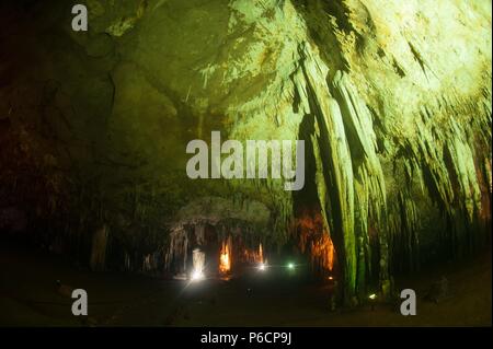 Die farbenprächtige Sinterbildungen in Khao Bin Höhle in Thailand. Stockfoto