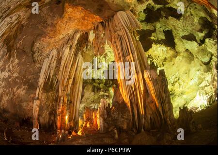 Die farbenprächtige Sinterbildungen in Khao Bin Höhle in Thailand. Stockfoto