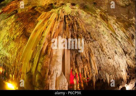 Die farbenprächtige Sinterbildungen in Khao Bin Höhle in Thailand. Stockfoto