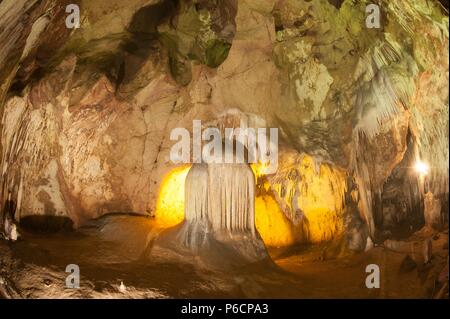 Die farbenprächtige Sinterbildungen in Khao Bin Höhle in Thailand. Stockfoto