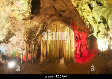 Die farbenprächtige Sinterbildungen in Khao Bin Höhle in Thailand. Stockfoto