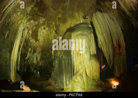 Die farbenprächtige Sinterbildungen in Khao Bin Höhle in Thailand. Stockfoto