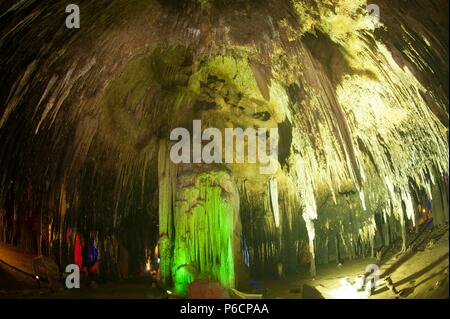 Die farbenprächtige Sinterbildungen in Khao Bin Höhle in Thailand. Stockfoto