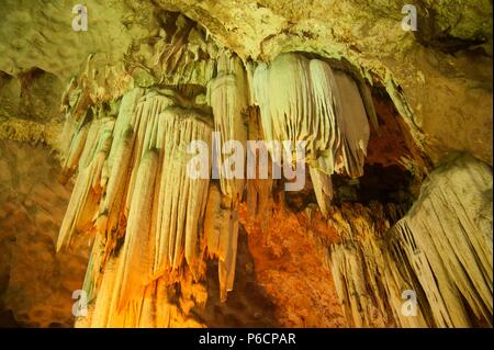 Die farbenprächtige Sinterbildungen in Khao Bin Höhle in Thailand. Stockfoto