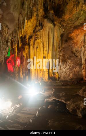 Die farbenprächtige Sinterbildungen in Khao Bin Höhle in Thailand. Stockfoto