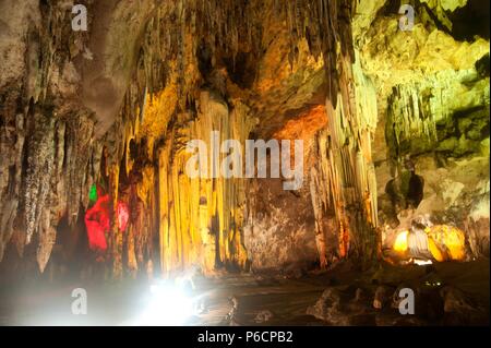 Die farbenprächtige Sinterbildungen in Khao Bin Höhle in Thailand. Stockfoto