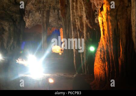 Die farbenprächtige Sinterbildungen in Khao Bin Höhle in Thailand. Stockfoto