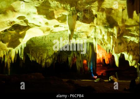 Die farbenprächtige Sinterbildungen in Khao Bin Höhle in Thailand. Stockfoto