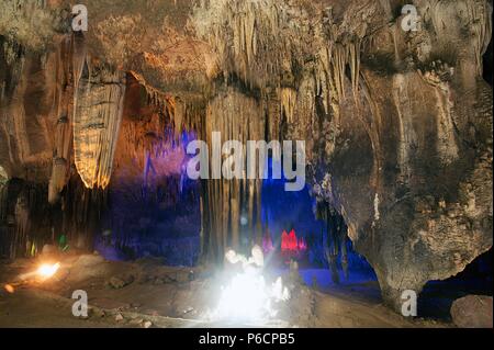 Die farbenprächtige Sinterbildungen in Khao Bin Höhle in Thailand. Stockfoto