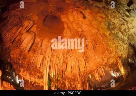 Die farbenprächtige Sinterbildungen in Khao Bin Höhle in Thailand. Stockfoto